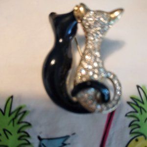 Rare find! 2 Kitties, black enamel, rhinestones & gold tone vintage brooch.